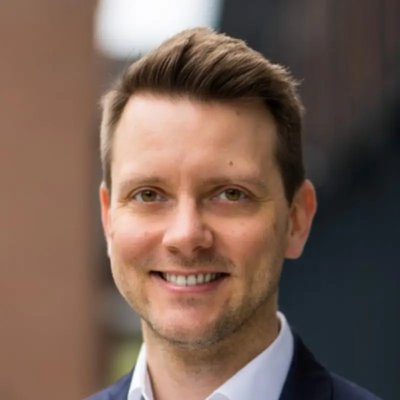 Porträtfoto von Dr. Simon Bujanowski, JOS AI